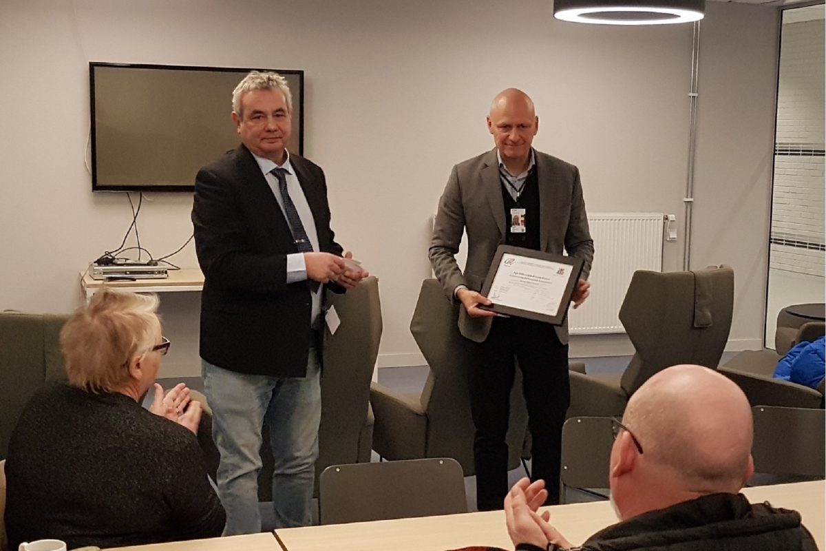Arlanda Airport Director Peder Grunditz is presented on behalf of the project Team their Excellent CEEQUAL Award by CEEQUAL Assessor Martin Ljungström, Sweco.